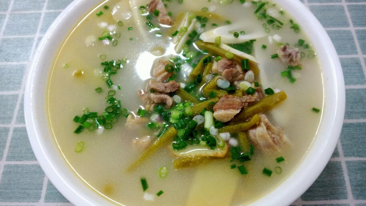 汤鲜味美,营养丰富又美味的"苦竹笋酸豆角老鸭汤"清热袪火
