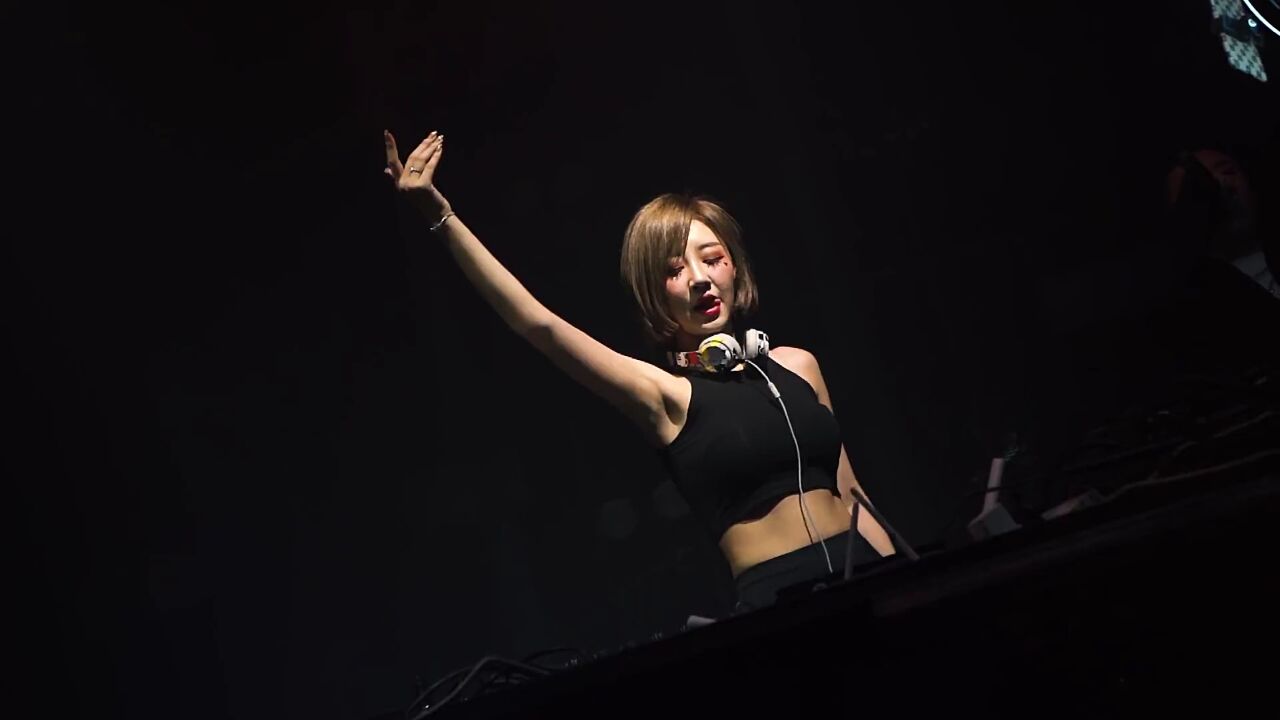 她转身就走 只留下了一堆没用的回忆给我#dj#nico