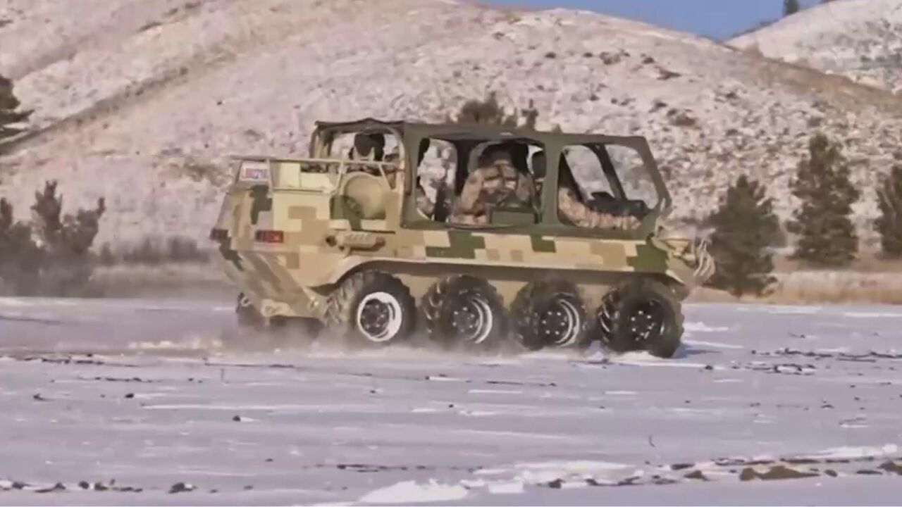 地形复杂,"山猫"全地形车,凭借强大的越野能力硬蹚出一条路