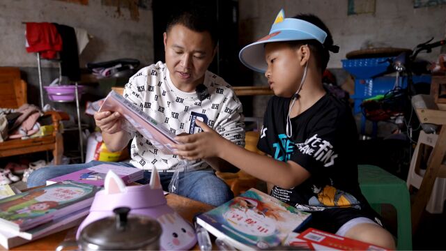 两兄妹作文和英语不好,小伙买书籍去看望,并叮嘱一定要好好学习