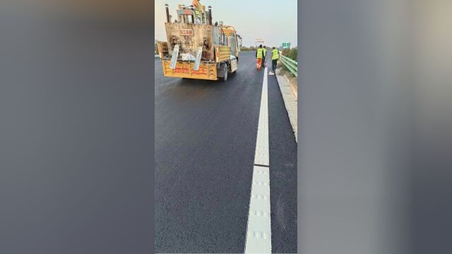 道路标线粗糙开裂反光差?这样施工就能解决