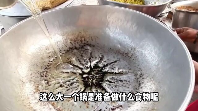 印度版“扬州炒饭”的炒米,光配料就加了十多种,就是吃法不一样