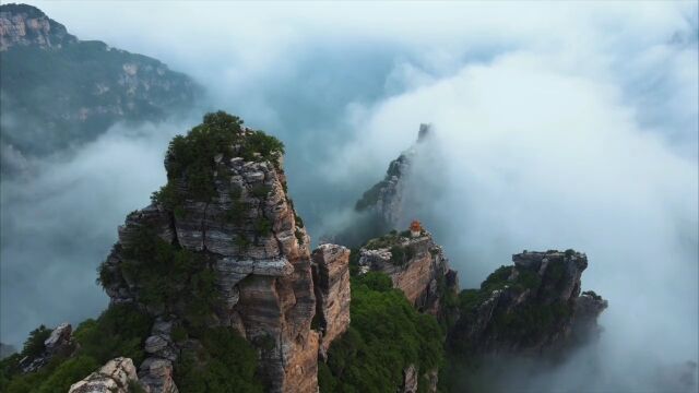 近日,受降雨天气影响,地处太行山北端的河北省涞源县白石山地质公园出现云海景观,云雾在峰林间变幻飘逸,翻腾缭绕