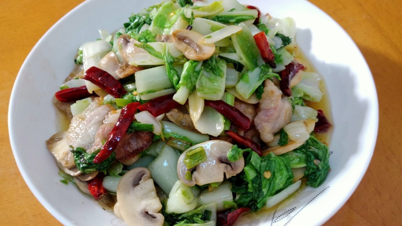 老厨教你手捏菜炒口蘑的家常做法,味道鲜美,好吃到停不下来