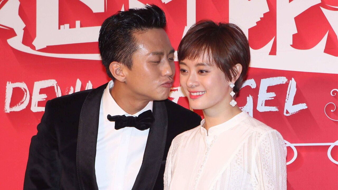 孙俪邓超看女儿演出,抱着花从白天等到晚上,和儿子摸头杀好宠