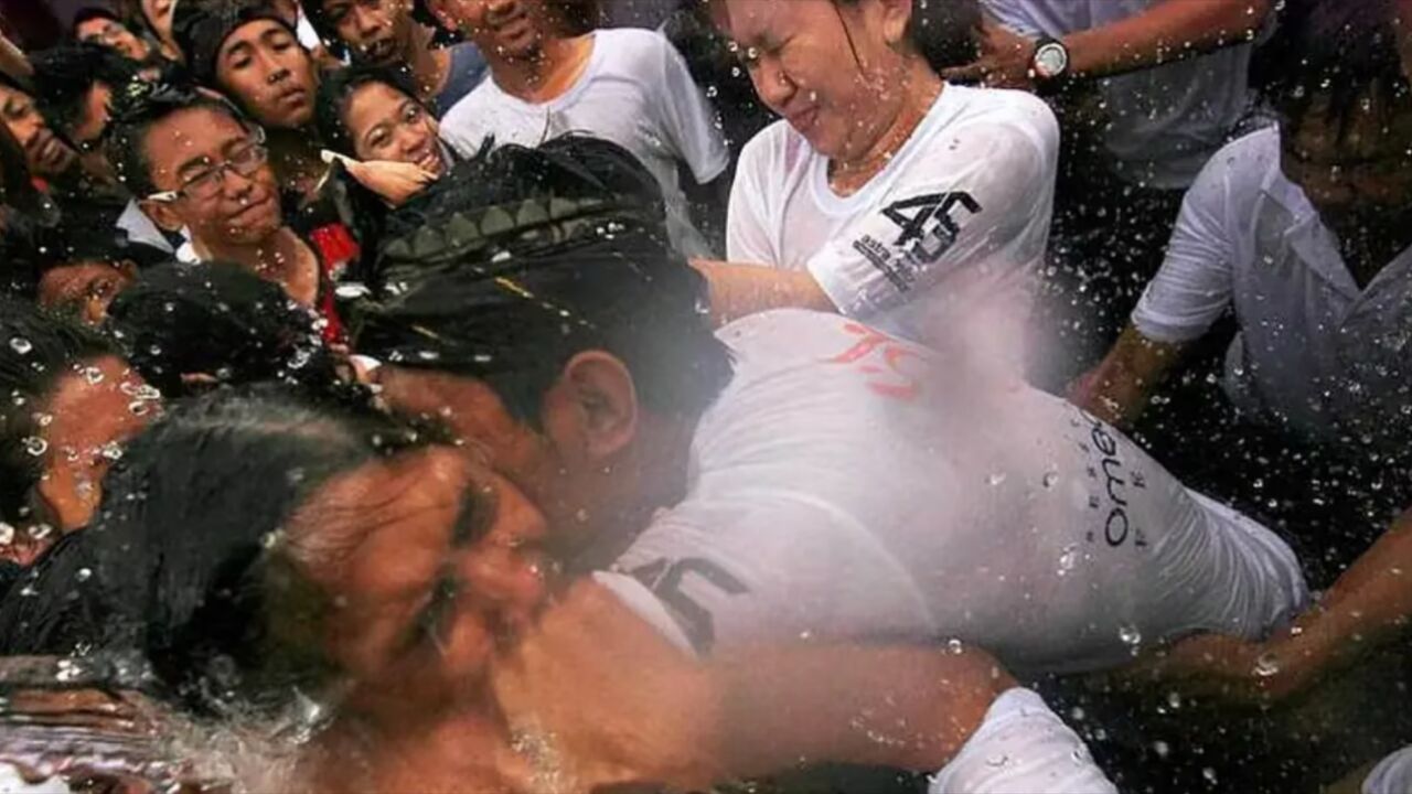 世界上最"混乱"节日,男女集体"耍流氓",很多美女被亲哭