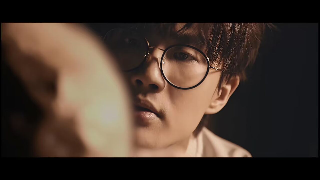 歌名 许嵩 - 老古董(原版mv)