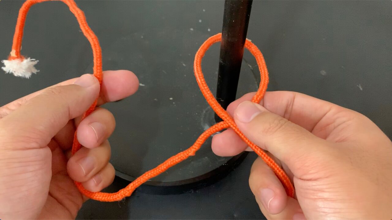 绳结:可牢固锁住光滑圆柱体表面的一种"双套结"简易打法