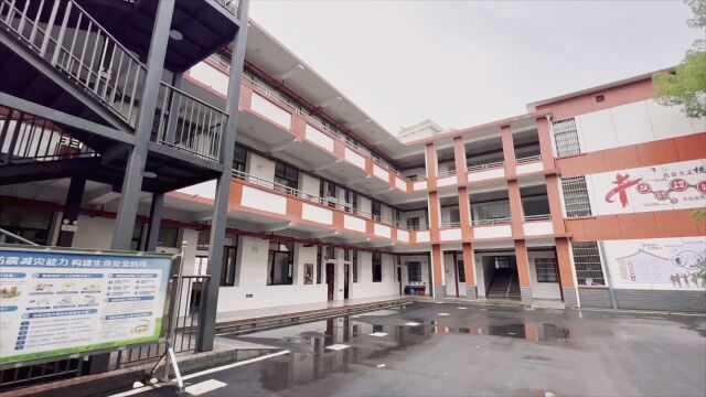 湘潭市岳塘区建设路学校1703班'我们毕业啦𐟘„'