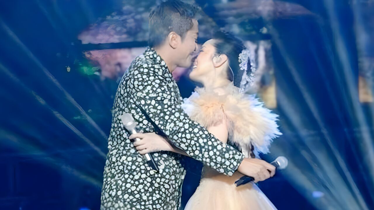 55岁杨钰莹彻底逆袭了!竟与毛宁再度同台,深情相拥合唱感动全场