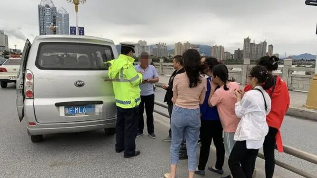 7座车拉7个人被判超员,车主当场反问一句话,交警哑口无言?