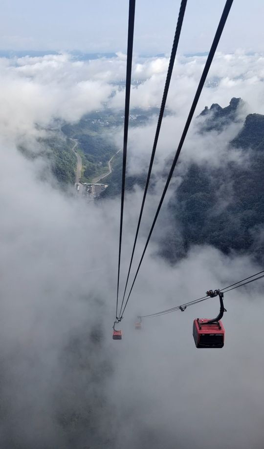 太美天门山上山索道实拍腾云驾雾似御剑飞行