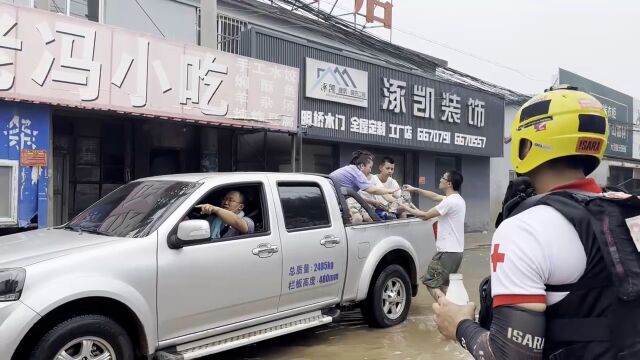 视频|涿州市团结小区救援正进行,热心市民自发驾车转移受困居民