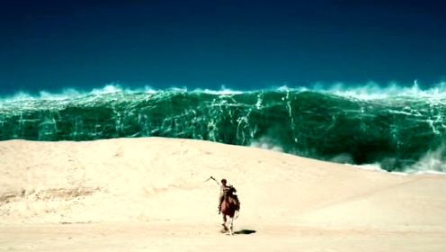 小伙在沙漠骑骆驼，本以为会缺水，没想到身后却出现巨型海浪！