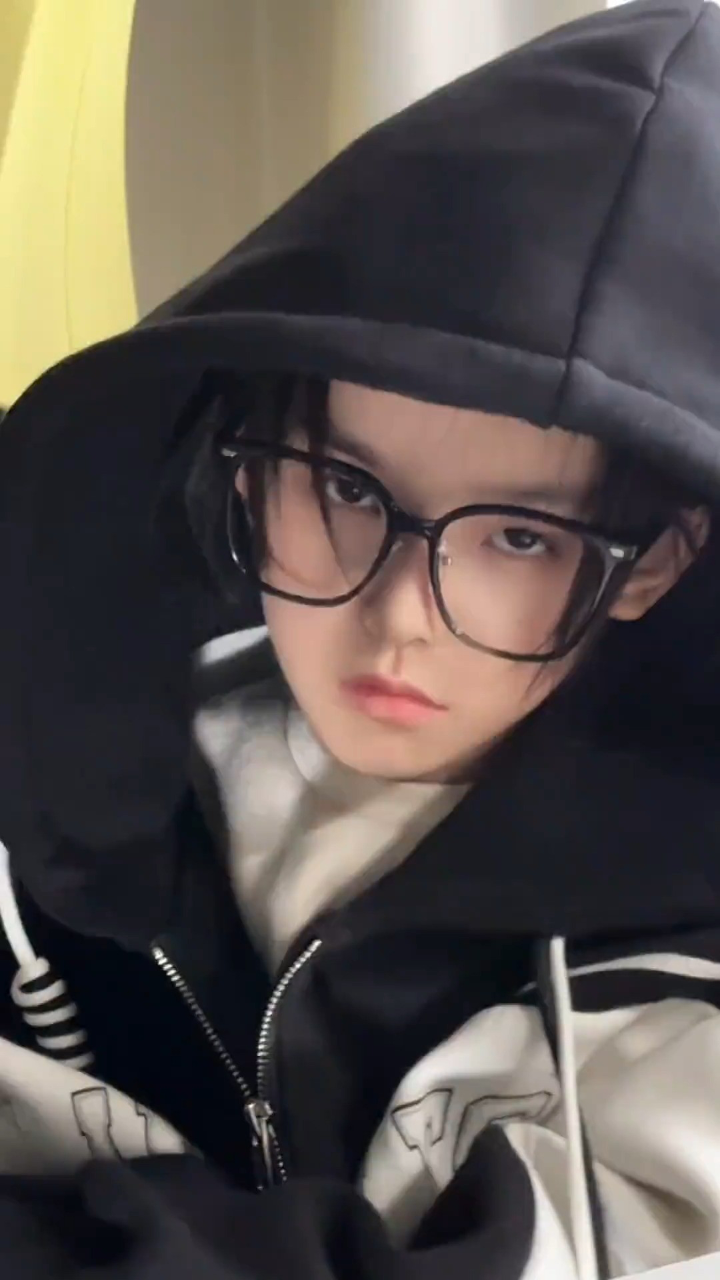 啊啊啊啊啊啊啊带上眼镜更有味了怎么回事???#刘格格#小孩姐爆改男神_腾讯视频
