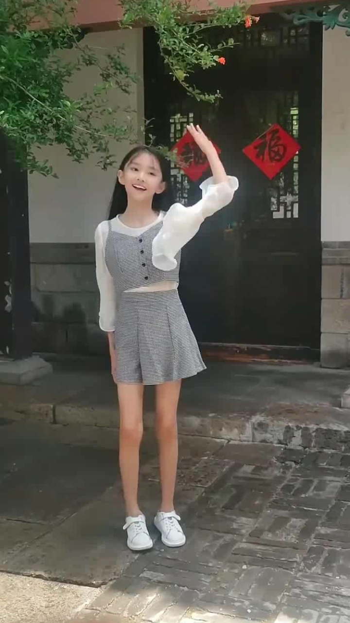童模宋小睿在景区里跳舞,结果被发现没跟上节奏,太尴尬了