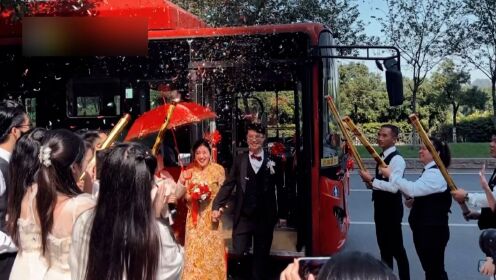 “王子”和“公主”请上车！广州公交变“婚车”，迎新够特别