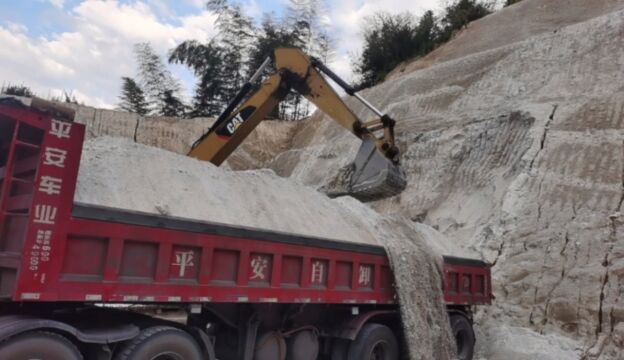 湖南岳阳平江虹桥镇向阳村 虹桥派出所斜对面借用排险 非法开采矿产资源.