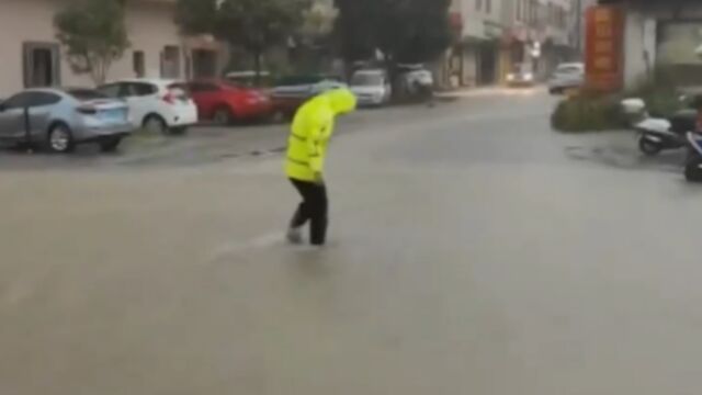 广西宜州暴雨致城区道路被淹