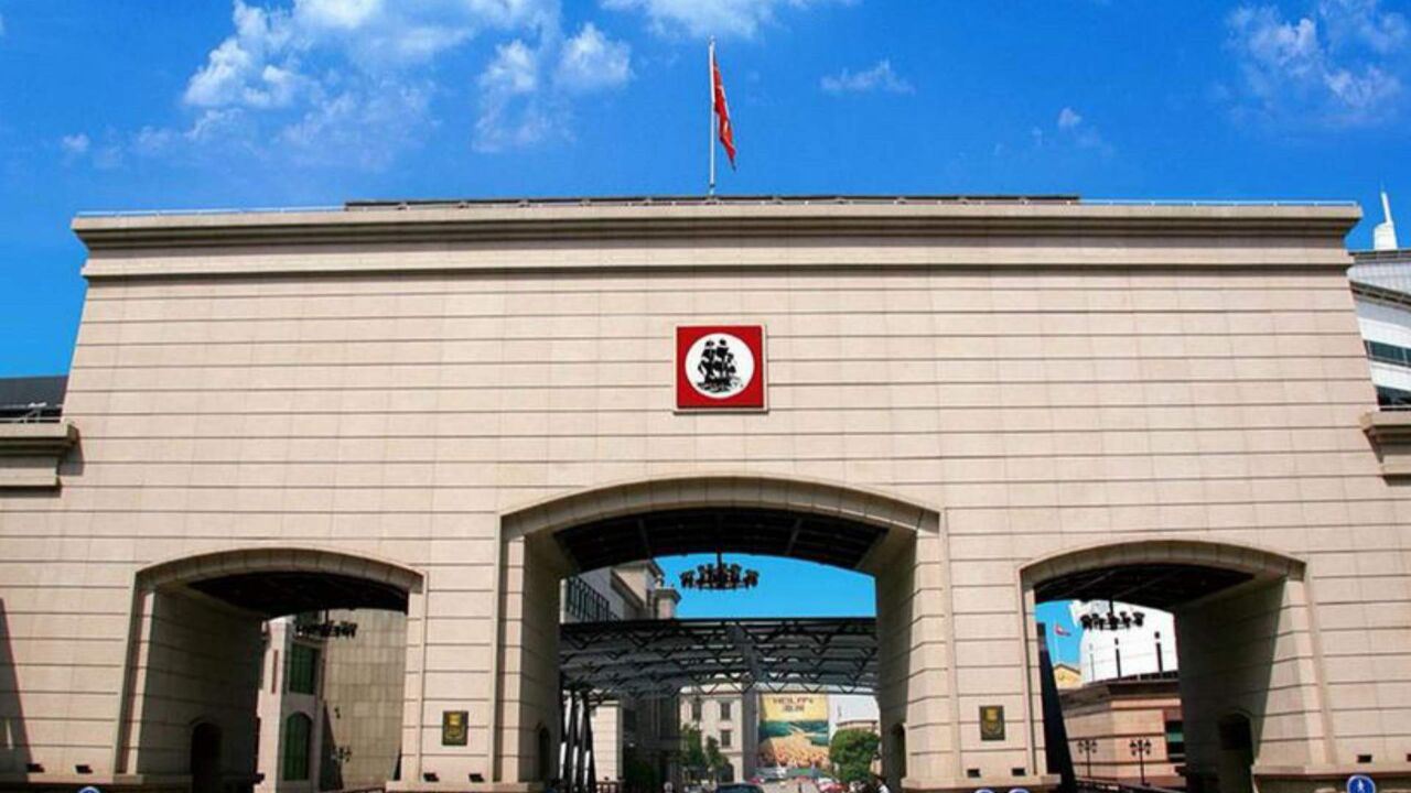 海澜之家总部建筑风格引关注,保安身着制服站岗,德味满满