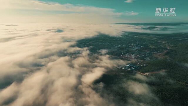 千城胜景|内蒙古鄂伦春:云雾缥缈隐山峰 碧波微澜润小城