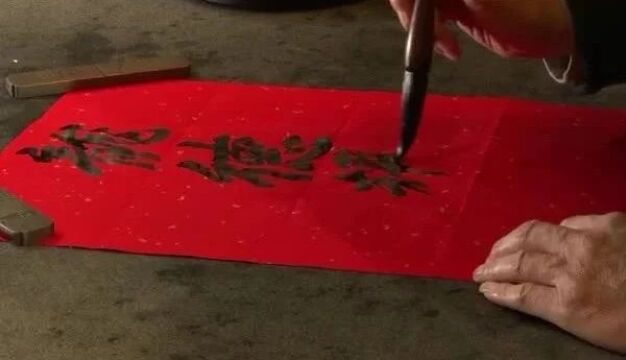 “龙德耀日”——2024灵隐寺祈福年历来啦!年历是怎么印出来的?橙柿互动带你去看手工印制过程