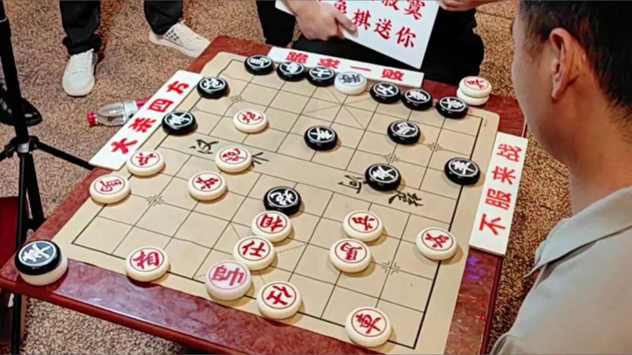 象棋大师孙浩宇瑞丽街头摆摊,扬言砍高手绝不手软,大爷:太嚣张