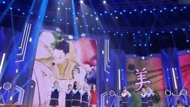 华雨辰以及花儿合唱团演唱《无与伦比的美丽》,歌声甜美充满童真