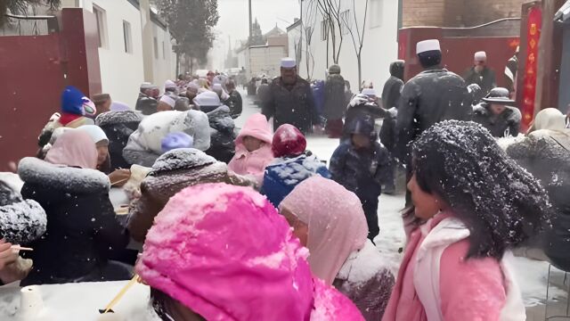 宁夏一婚礼现场突下大雪宾客们冒雪吃席,餐桌落满雪,网友调侃