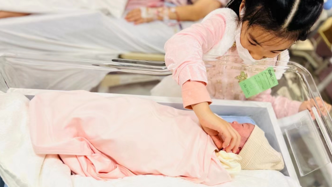 喜获第二位千金 姐姐照顾刚出生妹妹 现场画面好温馨