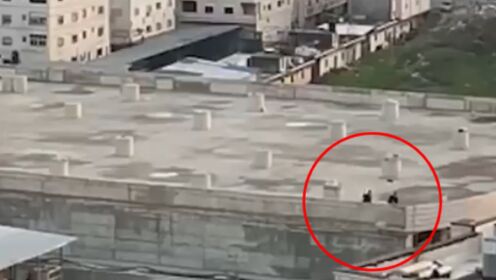 巴勒斯坦媒体曝光：以军向屋顶“闲逛人员”肆意开火 枪声震耳尘土飞扬