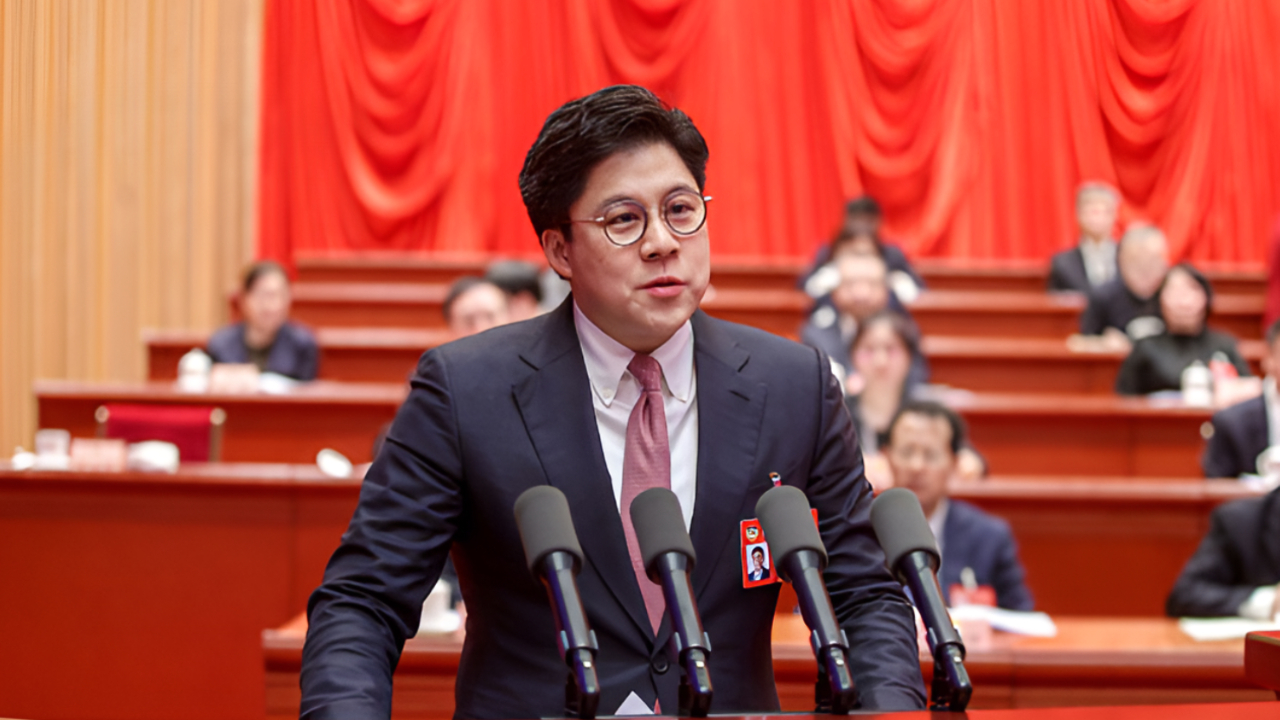 霍启刚赴天津履职