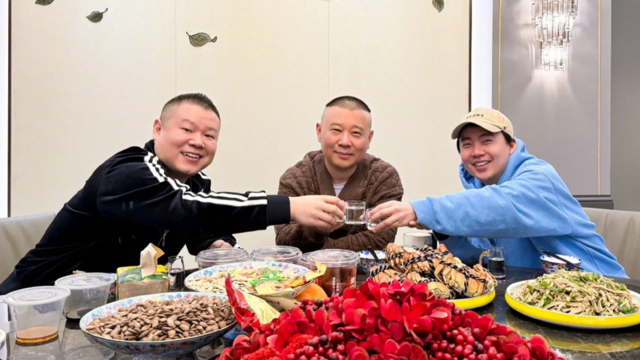 岳云鹏与郭德纲父子聚餐,老郭身材明显消瘦不少,郭麒麟满脸通红