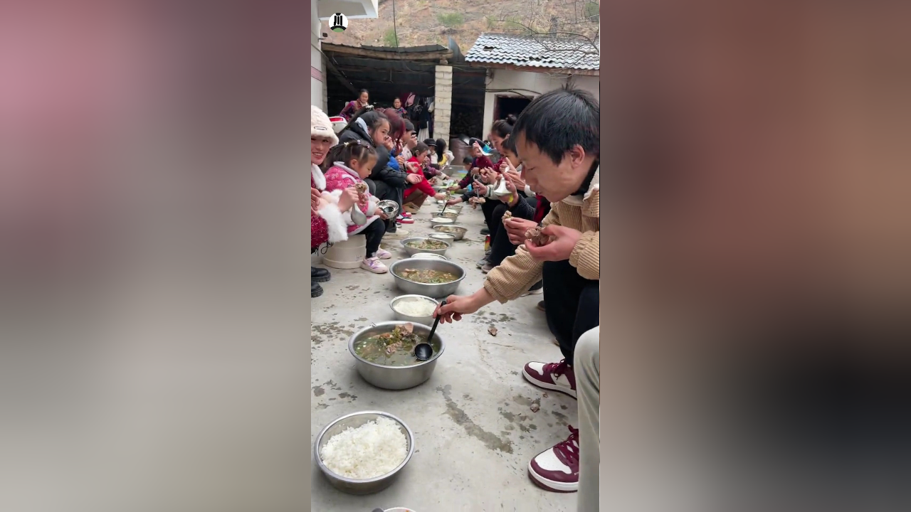 实拍四川大凉山的坨坨肉盛宴,数十人蹲地上围在食物两侧大快朵颐