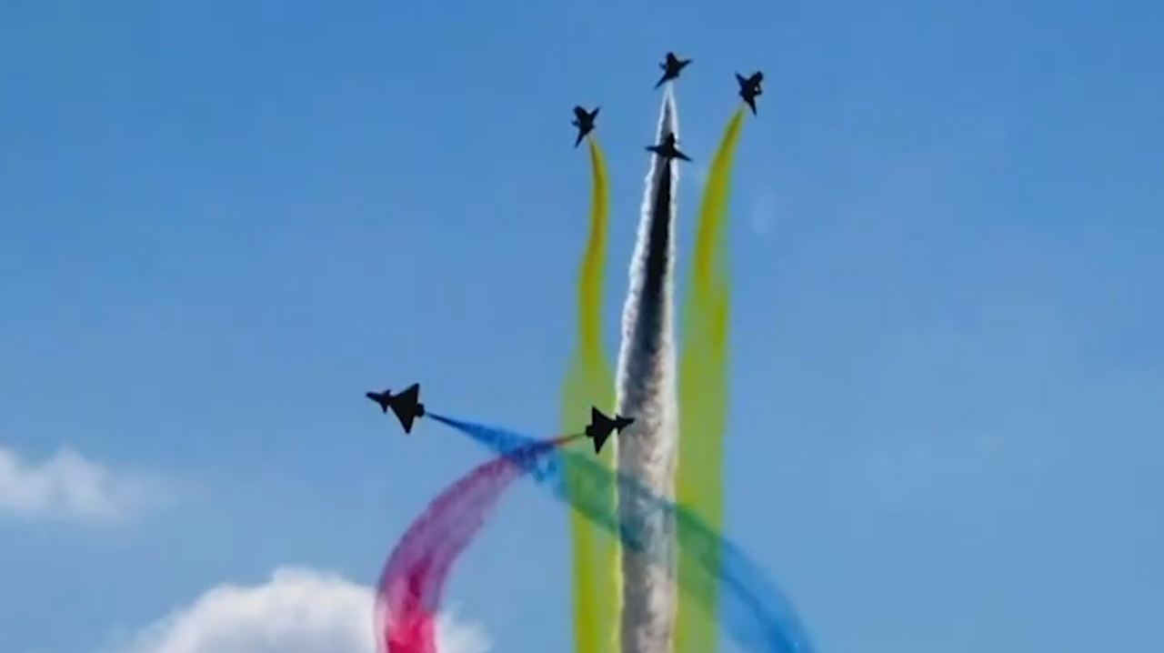 珠海航展,歼-10b完美做出高难动作,体现优异飞行性能