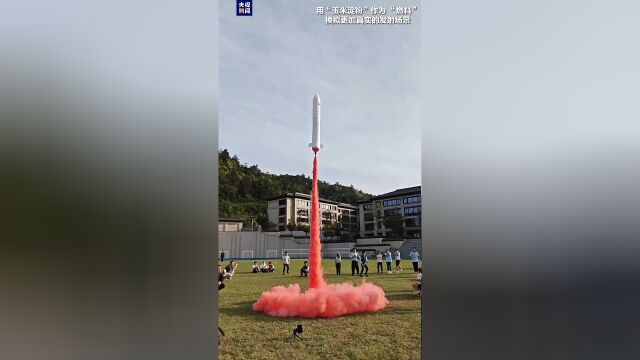 把水注入"动力舱",加入高压,在反冲力的作用下,水火箭即能快速升空