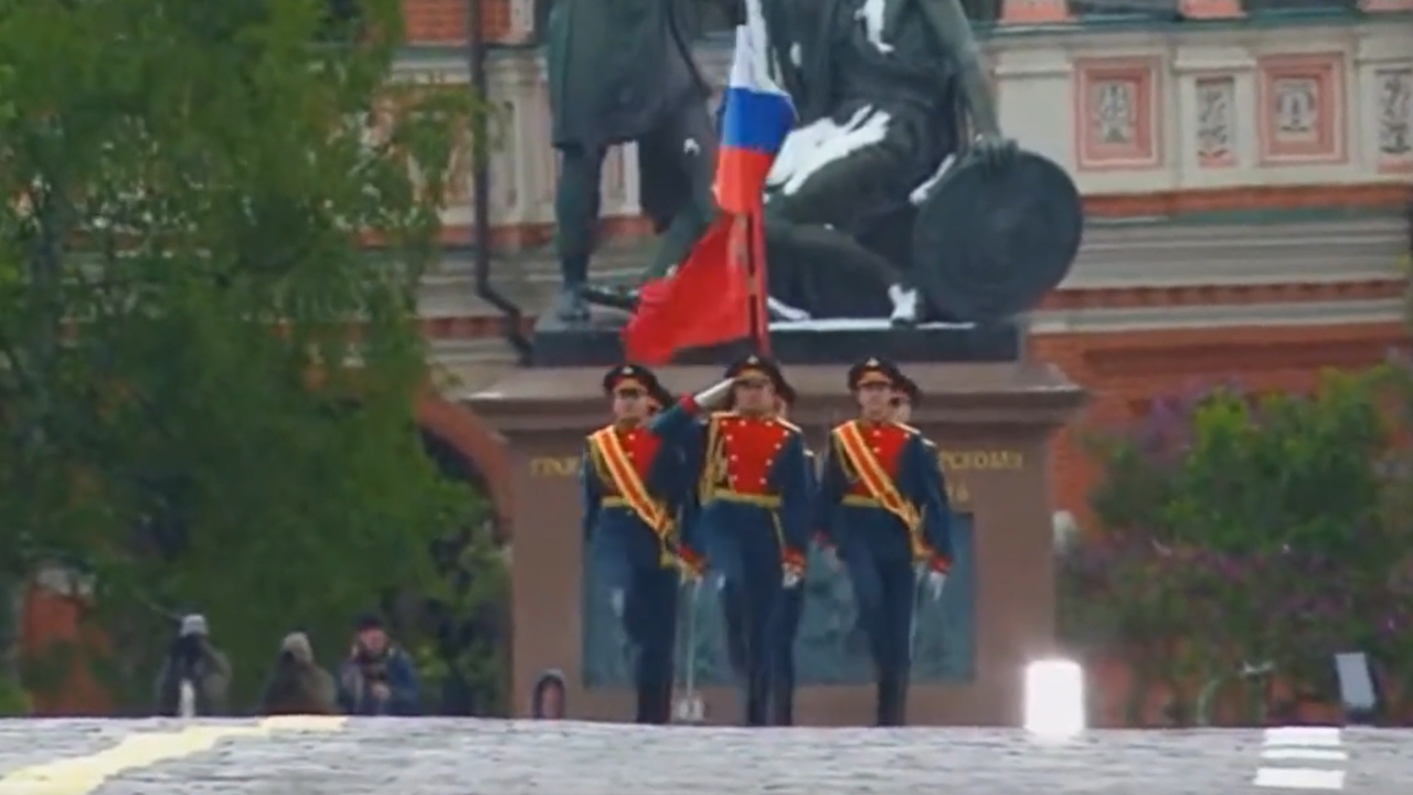 红场阅兵式开始!俄礼兵队高擎国旗和胜利旗步入红场