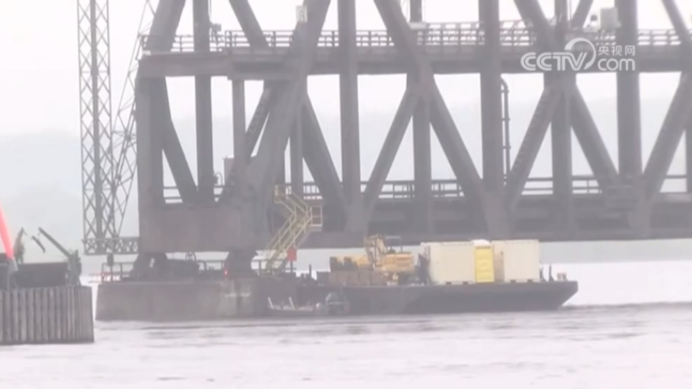 美国艾奥瓦州发生驳船撞桥事故,驳船沉入密西西比河,事故画面曝光