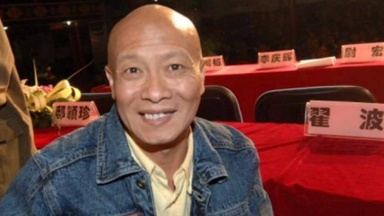 赵本山徒弟翟波去世,因病瘦到皮包骨头,弥留时老婆帮他洗脚剪指甲