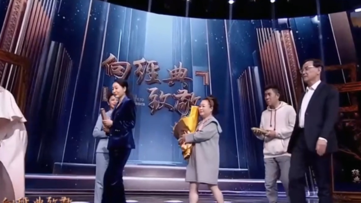 张海燕郭凯敏替《青春万岁》,接受节目组的致敬!恭喜他们