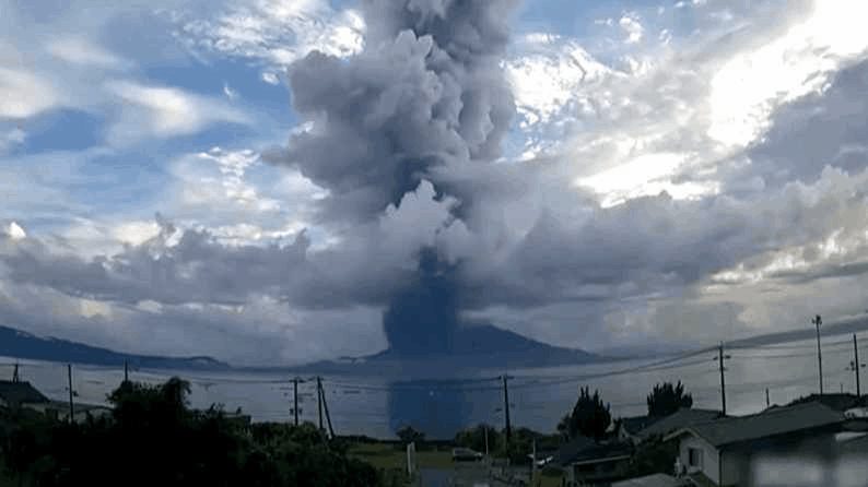 灰柱高4500米!日本客机直播樱岛火山喷发瞬间