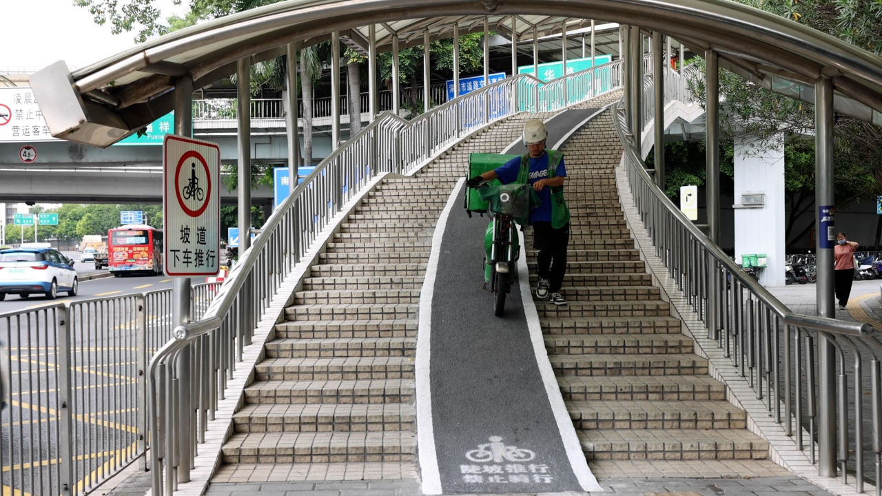 南园街道天桥变装记:宽畅坡道守护骑手安全,雨天从此不再"滑"行