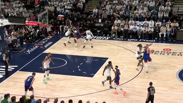 爱德华兹急了！这球你吹我犯规？？