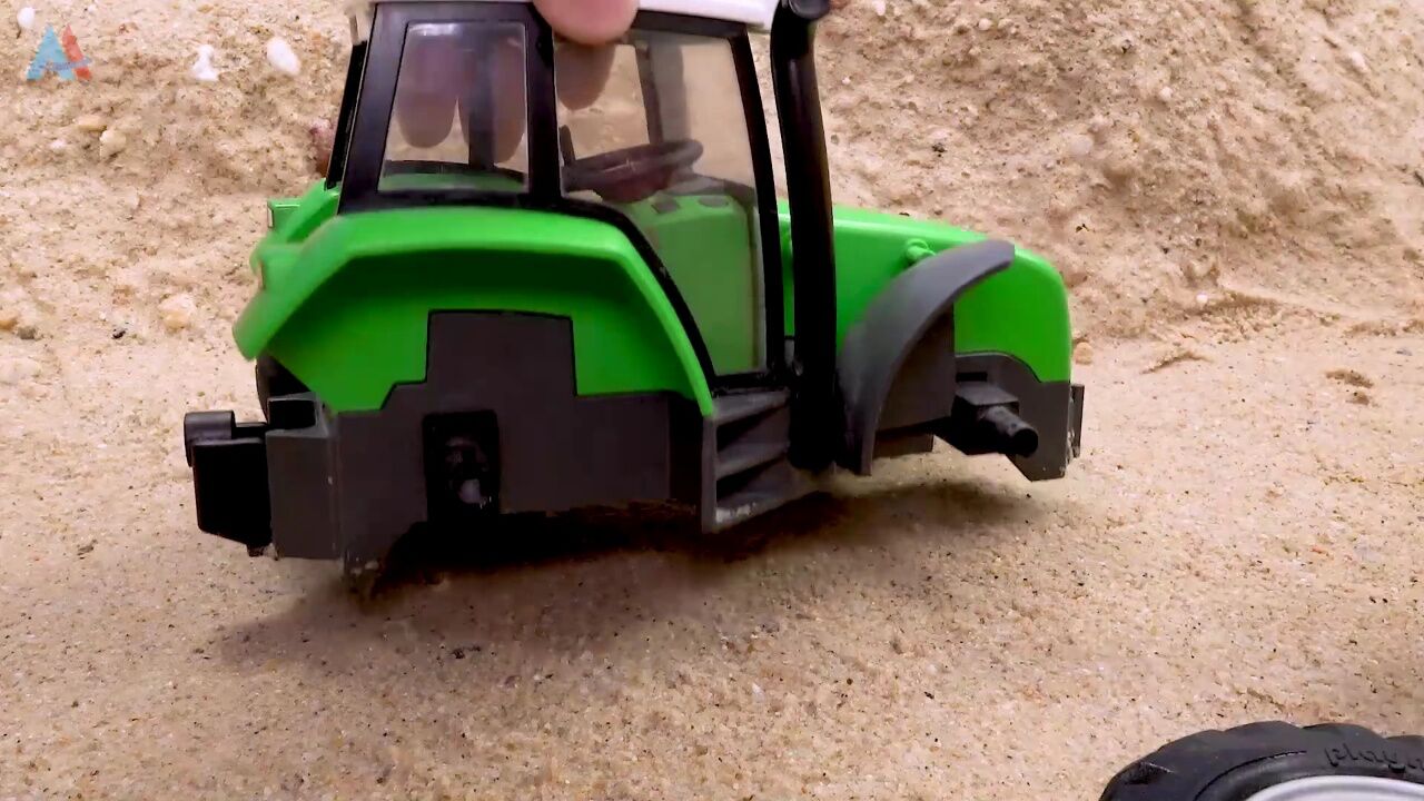 工程车组装散架的拖拉机