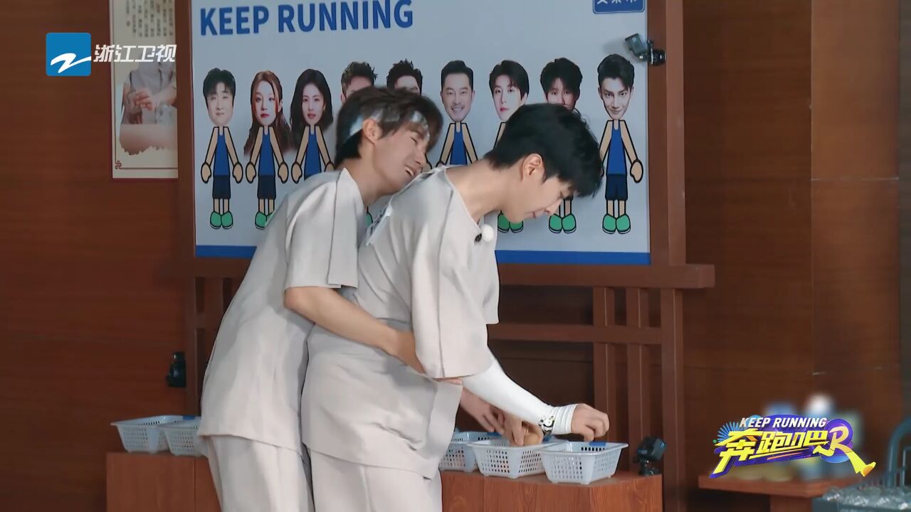 范丞丞要在张真源腹肌上拔罐##奔跑吧