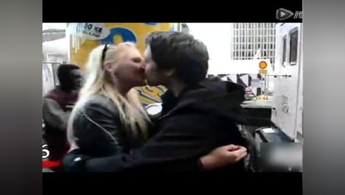 瑞典街头男子与100个女孩接吻 打破世界纪录