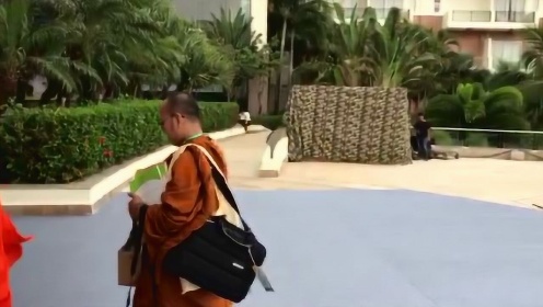 博鳌60秒丨佛教徒代表在腾讯财经演播室外拍照留念