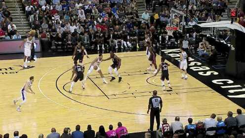 《NBA全场集锦》【扣篮】奥卡福助攻有一手 斯陶斯卡斯双手挂扣