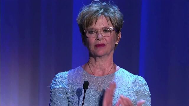 第74届威尼斯电影节颁奖礼 《水形怪物》获金狮奖 小鲜肉查理·普拉默