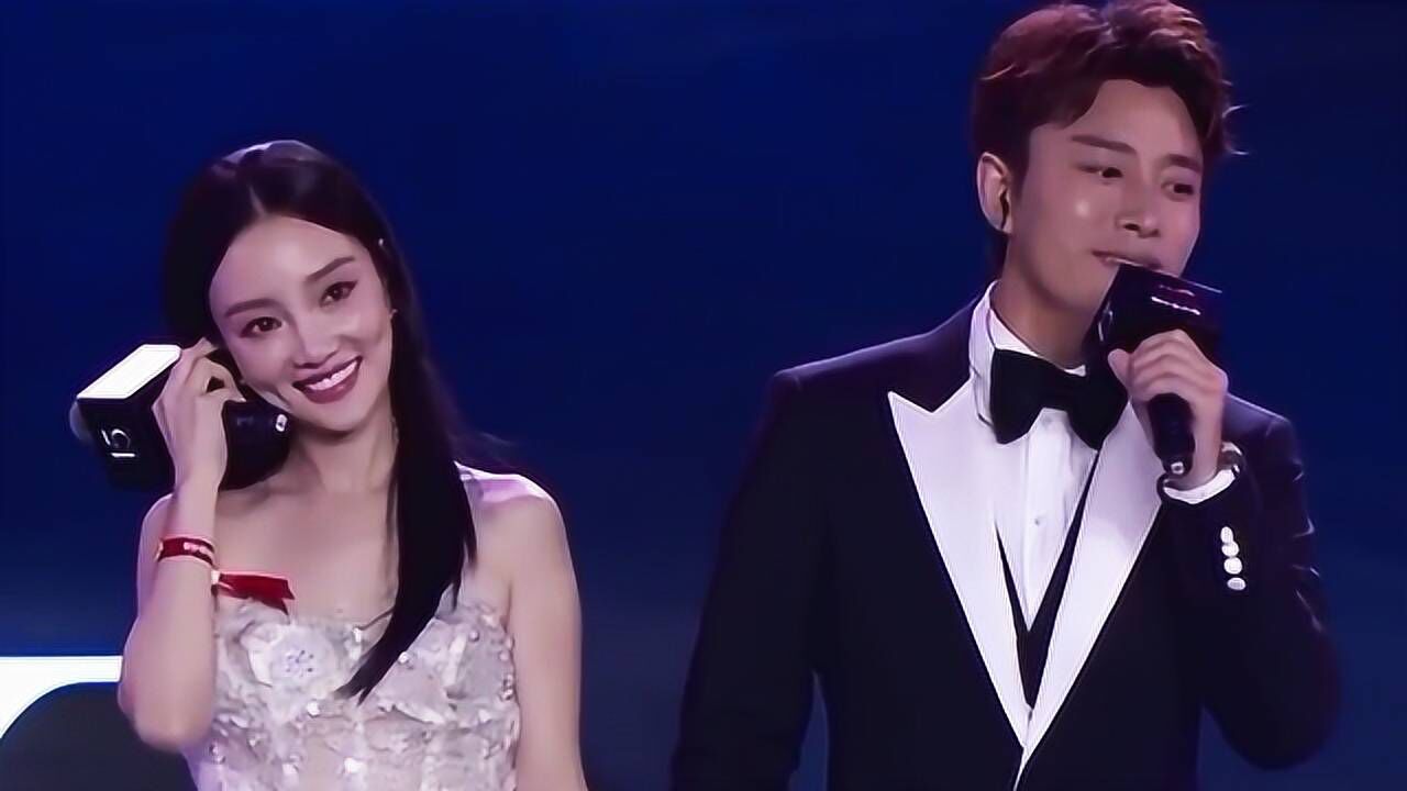 李小璐贾乃亮恩爱牵手合唱心会跟爱一起走说好永远不分手